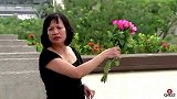 故意送鲜花给美女，导致美女被冤枉成小偷，美女很尴尬