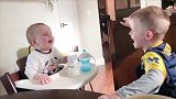 这俩宝宝真是欢乐！这发生了什么有趣的事情了