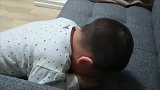 小宝宝发脾气大叫，最后趴在沙发上假哭的一幕太搞笑了！