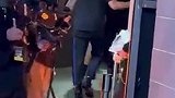 实拍詹姆斯赛后低着头返回更衣室