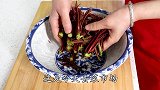 炒香椿时，别直接下锅炒，还需多加这一步，香椿鲜嫩更好吃