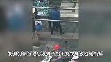 因摆摊起冲突，商贩用榔头击打城管头部，拍摄者：城管喊人要打他