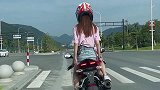 路上遇见的机车女孩，按喇叭后美女的反应，让男孩子喊出来！
