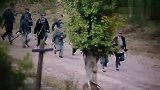 猎手：汉奸嚣张让姑娘滚，下秒姑娘亮明身份，汉奸吓得两腿发颤