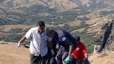 1岁女婴独坐悬崖边 身旁5名家人离奇死亡