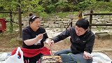 韩国胖妞带老公山谷野餐，又出来撒狗粮了