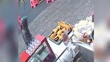 老人30秒内两次偷吃的，网友：心理素质过高还敢来第二次