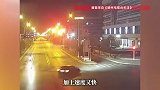转弯秒变“飞车”！女司机开车“骑”上信号灯杆！