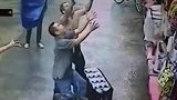 惊险男子接住从楼上坠落的小孩