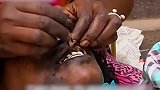 非洲米拉女孩特殊的美丽，将自己的牙龈用银针染成黑色
