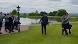 阿森纳球迷在婚礼上庆祝英超夺冠