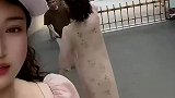 婆婆装年轻接孙子放学，结果被媳妇识破，结局也太搞笑了