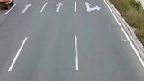 骑行途中被后面车轱辘撞倒