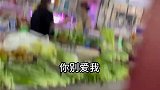 这一幕把人看呆，为了找到老婆小伙拼了