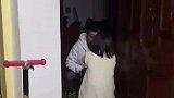 小棉袄见到爸爸回家，立马哭着跟爸爸告状