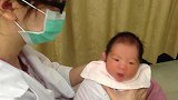 看医院护士如何给新生儿喂奶拍嗝，宝宝一脸懵圈，太逗了