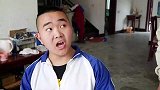 小伙写作业被老头教训，转眼老头就露出马脚，真是太逗了