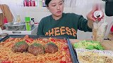 妹子吃一锅芝士牛肉丸意大利面，这么瘦还可以吃那么多