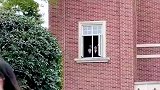 高校空乘专业女生礼仪走秀，引男生楼梯间围观