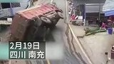 四川载砖货车侧翻致2死一伤 事故发生瞬间令人揪心!