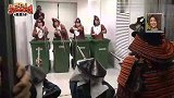 眼睛都被粘住了，论日本搞笑艺人有多入戏