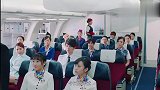 帅哥扮四岁小孩，对着空姐说要喝奶，把空姐难住了
