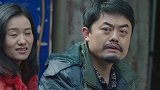 卖花女孩塞纸条自救，不料竟被人贩子发现#宅家dou剧场 #法医秦明2