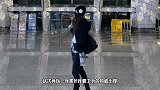 孟佳久违亮相，一身黑色连帽卫衣搭格子衬衫，休闲酷飒
