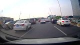 国三的车，也不能这么开呀，一脚油门就给我送来烟雾缭绕！