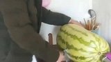 这西瓜真是太大了，打开的那一刻，真的惊呆了