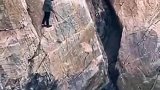 悬崖上钓鱼，下去容易上来难