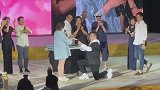 何雯娜被求婚成功！衣着宽松引怀孕疑云，未婚夫长相太亮眼
