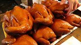 香港深水埗街头美食，刚出炉的豉油鸡，肉质细嫩不柴，切一只带走