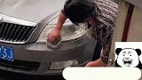 母爱如“山崩海啸”，七旬母亲用钢丝球帮儿子洗车