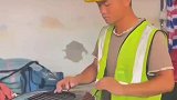喜欢上了古筝，工作之余会在工棚里练习