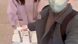 带小孩的旅客，请牵好自己的小朋友