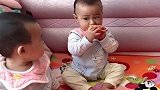 双胞胎兄弟抢苹果，抢夺失败后，吃一下手指都这么开心