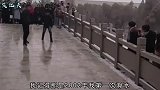 对着窗户荡秋千 你是真敢啊  这可是15楼