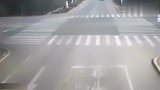 三轮车闯红灯，遭遇大货车“鬼探头”，活生生被撞成碎片