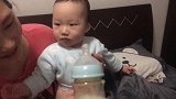 老婆生了4个娃，现母乳喂养完全不足，双胞胎老大见到奶瓶就兴奋