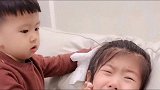 姐姐哭着想找爸爸，弟弟突然的举动暖化了，果然撒娇的女人命最好