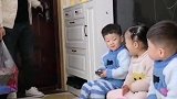 我闺女心想抱我干啥啊，我得去抢好吃的，再晚一会儿就没啦