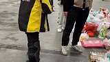 外卖小哥腿部残疾仍艰难送外卖
