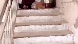 孙媳妇回家看到奶奶坐在门口一动不动，结局看哭了