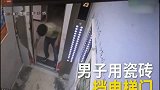 小伙用瓷砖挡电梯门，要不是监控，都不知发生了什么！
