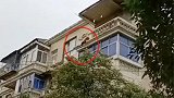 湖北荆州：24秒冲上五楼！看见老人坐阳台外，他们合力救下