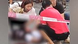 惊险！小学生校门口被出租车撞倒拖行 幸亏有书包救回一命