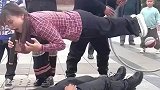 女子悬浮在半空，铁圈测试没有支撑件