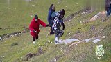 姜妍在汪涵和潘粤明上山后，提前准备好热饮，小姐姐好暖啊