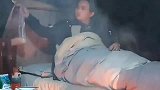 小伙一直有冬眠的习惯，但不能像动物一样入睡！